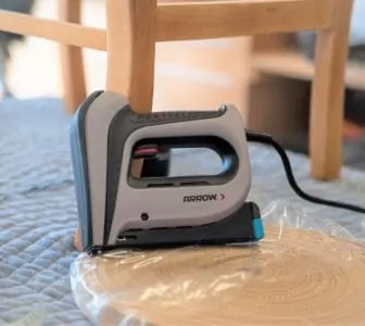 Electric staple gun for fixing upholstery