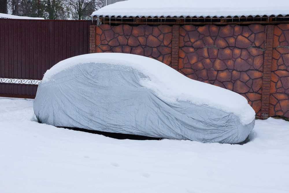 voor sneeuw bestemde Autodeken leggen