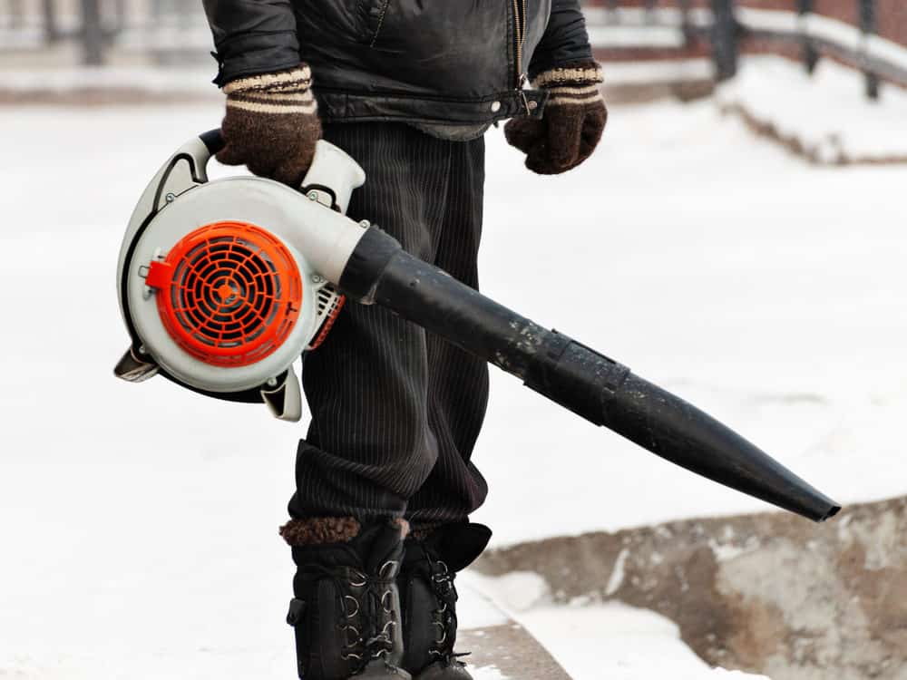  Hombre usando soplador de hojas para nieve