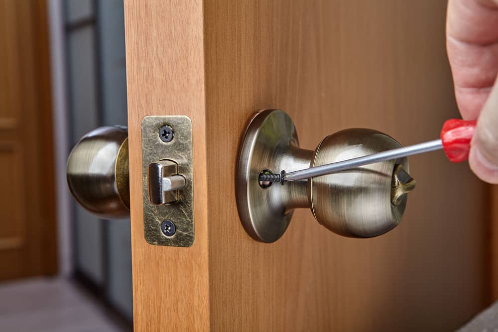 Way of attaching the doorknob using exposed set-screws to secure the handle to a threaded spindle.