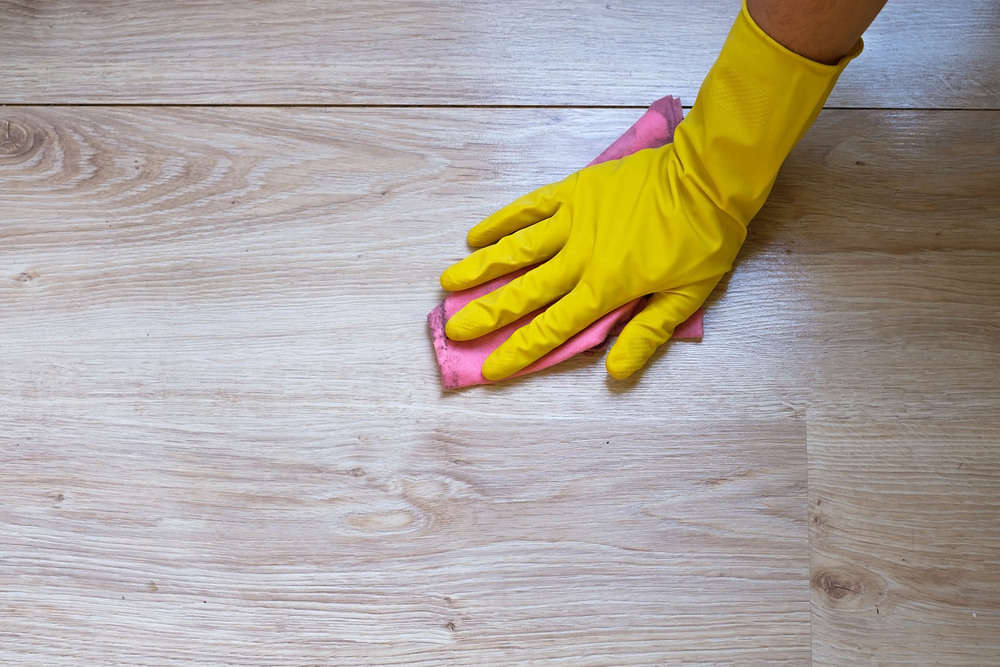 Wash the floor of the house in protective gloves. Laminate cleaning