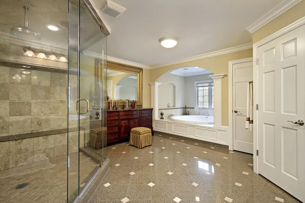 Large master bath with arched bathtub area