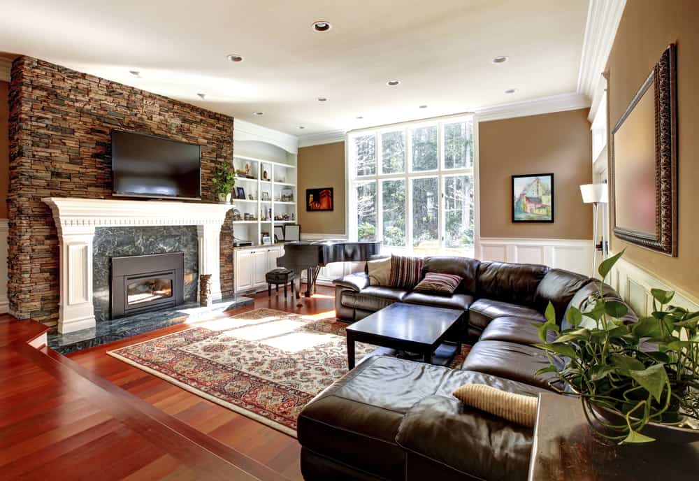 Luxury living room with stobe fireplace and leather sofas.